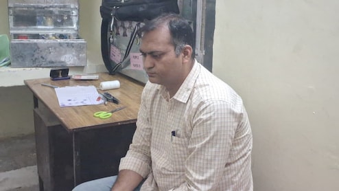 RPF कांस्टेबल 70000 रुपये की रिश्वत लेते रंगे हाथ गिरफ्तार, चोरी के केस में की थी डील