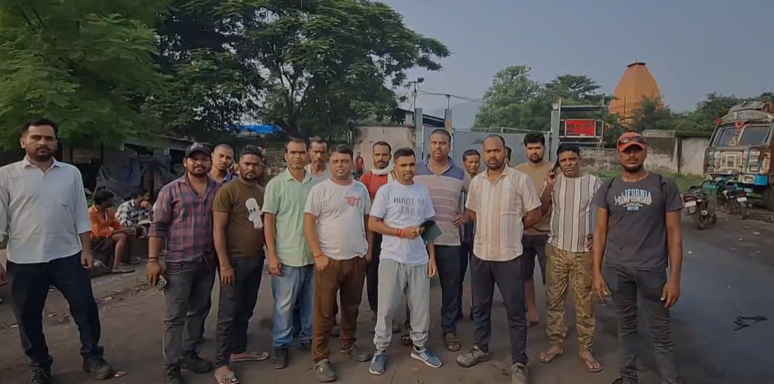 सीमेंट प्लांट में हुए हादसे के बाद शनिवार सुबह कर्मचारियों ने अपना आक्रोश जताया है. सीमेंट प्लांट में हुए हादसे के बाद शनिवार सुबह कर्मचारियों ने अपना आक्रोश जताया है.