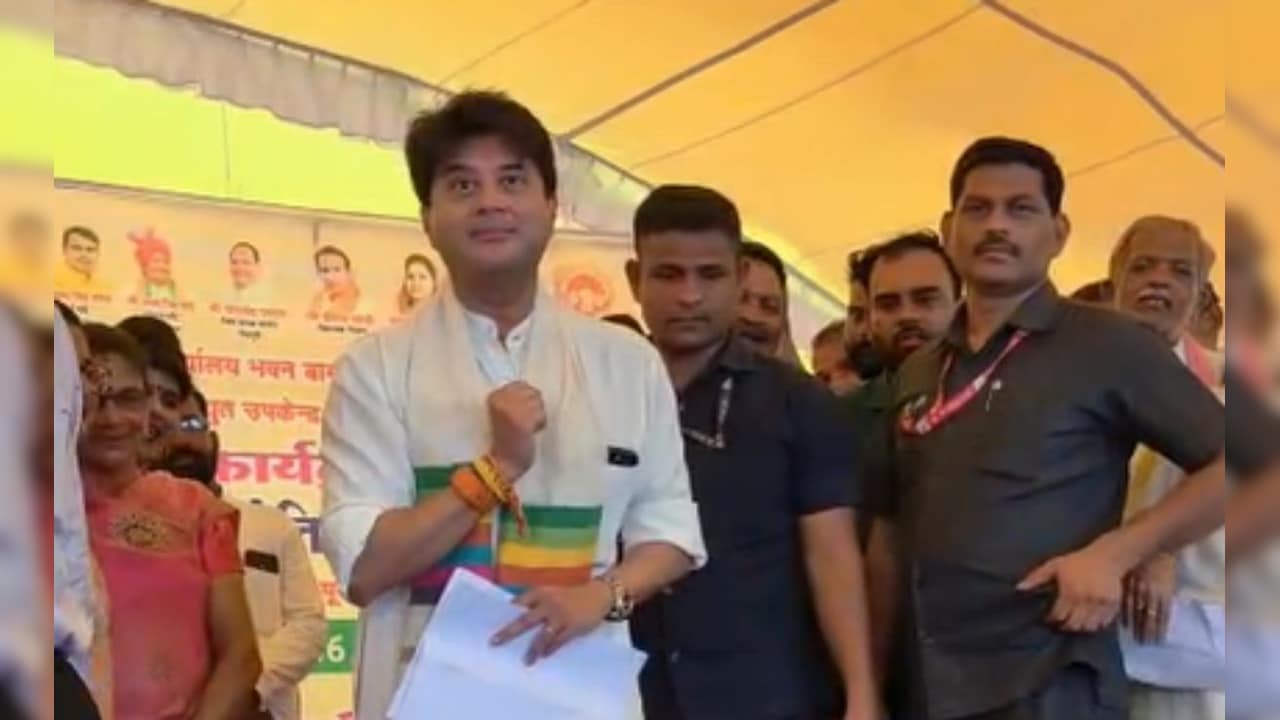 युवक ने मांगा बैंक तो सिंधिया बोले- पहले छोड़ो तंबाकू, फिर दिलवाऊंगा बैंक; मंच से दिलवाई शपथ