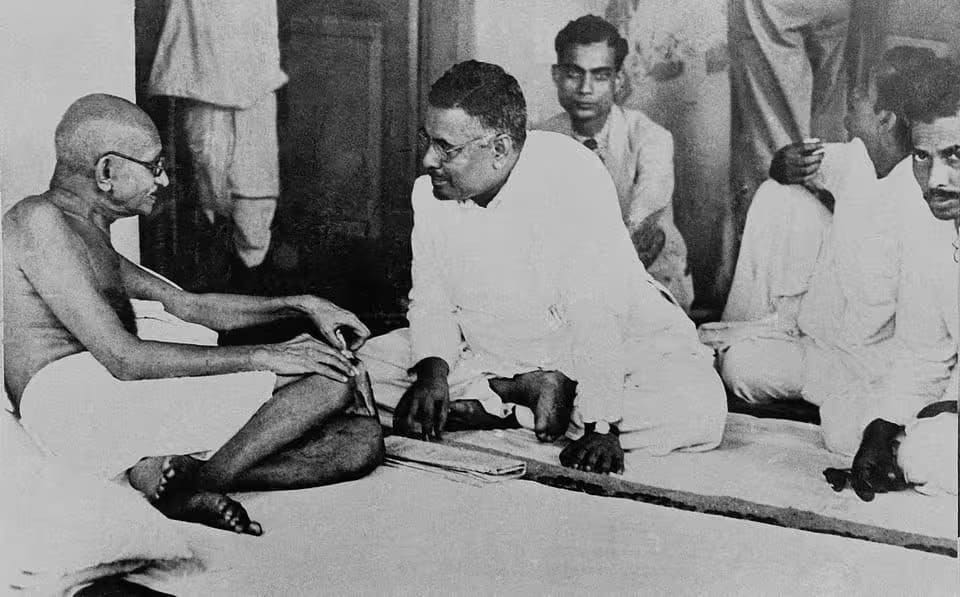 गांधीजी सांप्रदायिक हिंसा को शांत करने के लिए कोलकाता के हैदरी मंजिल में रुके थे. गांधीजी सांप्रदायिक हिंसा को शांत करने के लिए कोलकाता के हैदरी मंजिल में रुके थे.