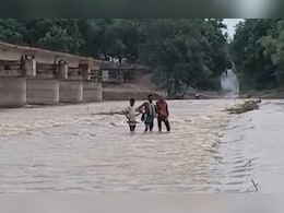 रीवा में बेलन नदी उफान पर, डीह पुल के ऊपर बह रहा पानी; 12 गांवों का संपर्क टूटा, प्रशासन अलर्ट
