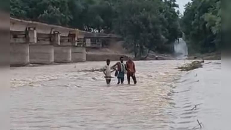 रीवा में बेलन नदी उफान पर, डीह पुल के ऊपर बह रहा पानी; 12 गांवों का संपर्क टूटा, प्रशासन अलर्ट
