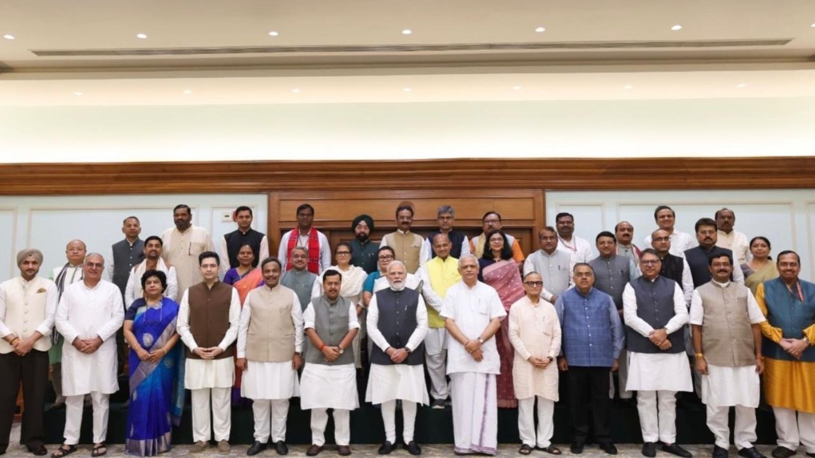 NDA के राज्यसभा सांसदों के साथ पीएम मोदी NDA के राज्यसभा सांसदों के साथ पीएम मोदी