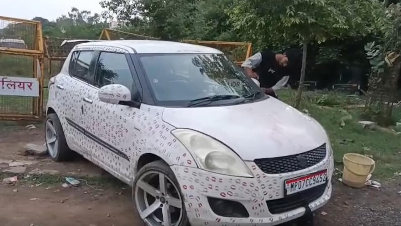 Girlfriend Covers Car in 3,400 Kisses, Cops Show Up