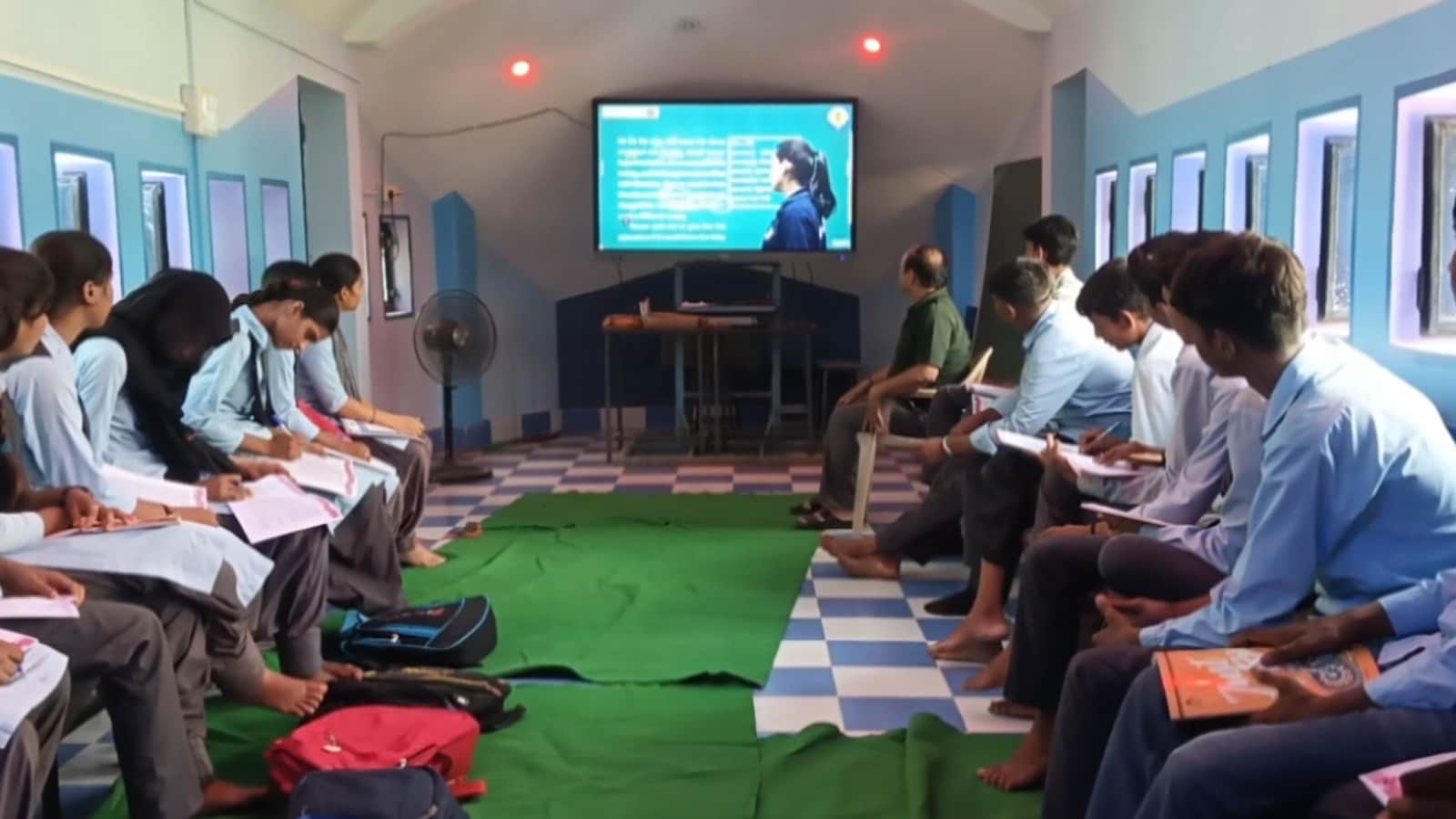 बिना शिक्षक के भी छात्र कक्षा का लाभ उठाते हैं