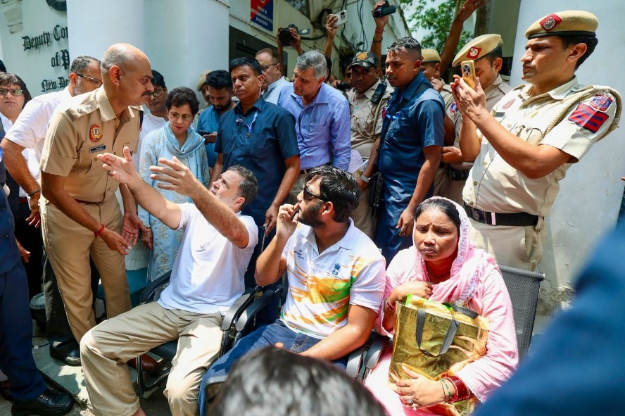 Rahul Gandhi, along with pellet gun victim Sahil Lochab and his mother, protesting at Palriament Street Police Station Rahul Gandhi, along with pellet gun victim Sahil Lochab and his mother, protesting at Palriament Street Police Station
