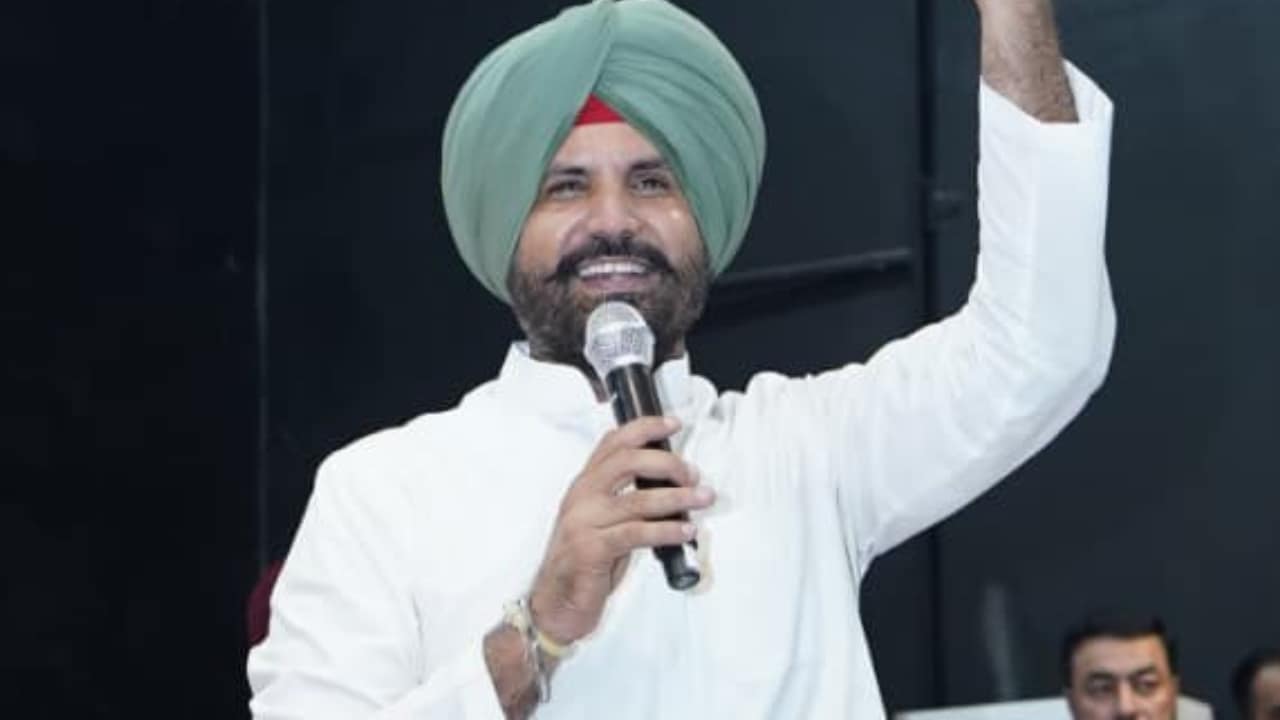 पंजाक कांग्रेस के प्रमुख राजा वाडिंग और पूर्व मुख्यमंत्री चरणजीत सिंह चन्नी की लड़ाई का नुकसान पार्टी को चुनाव में उठाना पड़ सकता है. पंजाक कांग्रेस के प्रमुख राजा वाडिंग और पूर्व मुख्यमंत्री चरणजीत सिंह चन्नी की लड़ाई का नुकसान पार्टी को चुनाव में उठाना पड़ सकता है.