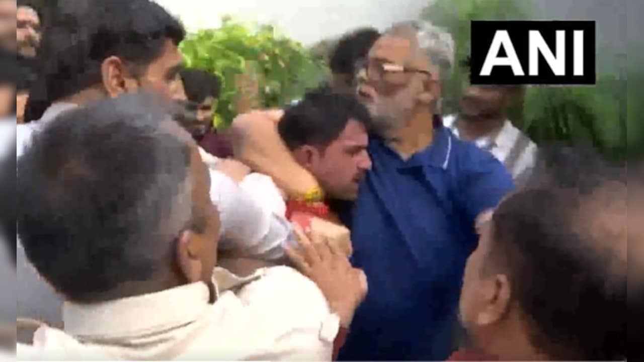 पप्पू यादव के प्रेस कॉन्फ्रेंस में बवाल, शख्स ने जूता फेंका, सांसद का आरोप- चाकू लेकर मारने आया था