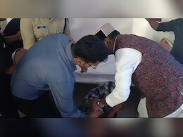 मंत्री विश्वास सारंग के पैरों में गिरी घायल महिलाएं, कलेक्टर-SP को तुरंत सख्त एक्शन के मिले निर्देश