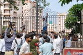 व&zwj;िधानसभा का सत्र शुरू, बाहर कांग्रेस&zwj;ियों का हाई वोल्&zwj;टेज ड्रामा; गेट पर चढ़े व&zwj;िधायक