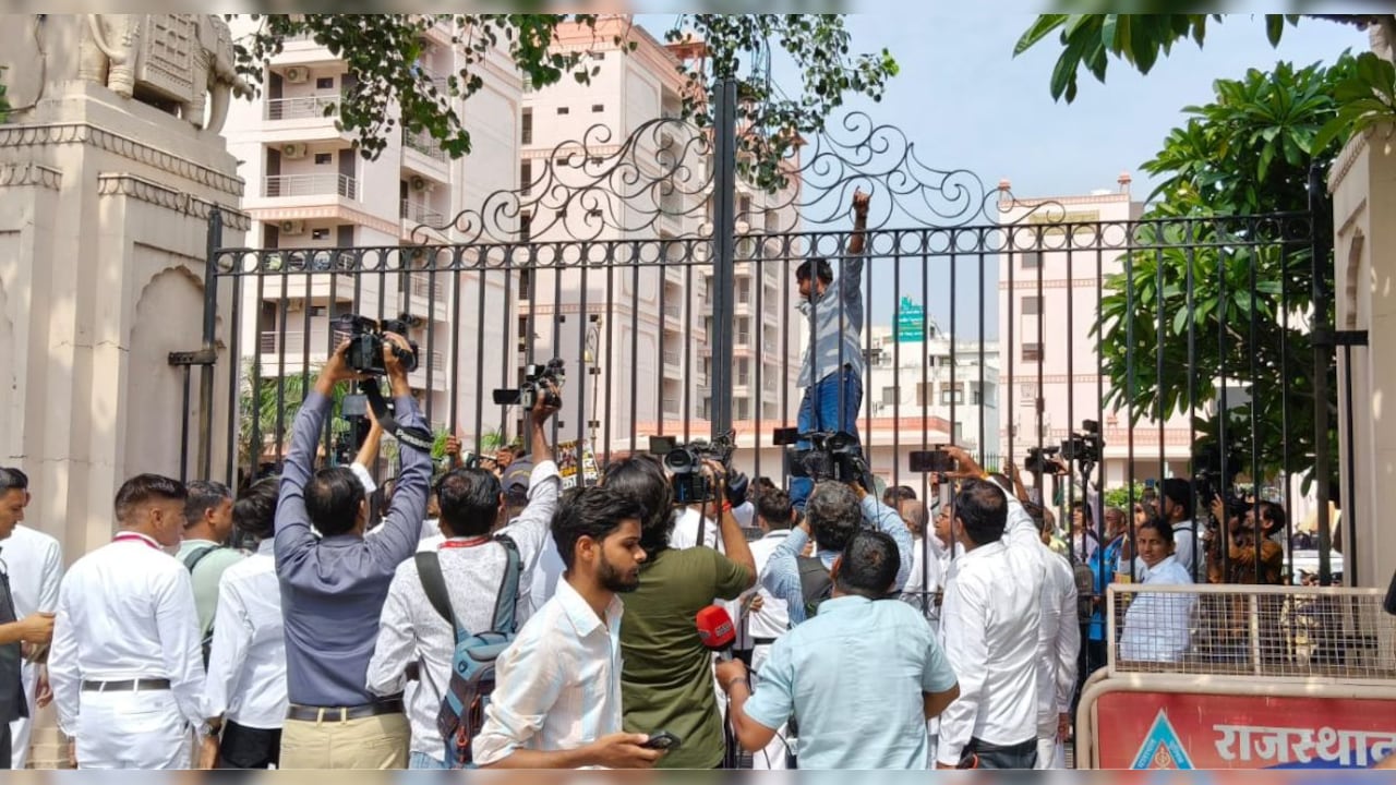 व‍िधानसभा का सत्र शुरू, बाहर कांग्रेस‍ियों का हाई वोल्‍टेज ड्रामा; गेट पर चढ़े व‍िधायक 