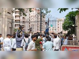 व&zwj;िधानसभा का सत्र शुरू, बाहर कांग्रेस&zwj;ियों का हाई वोल्&zwj;टेज ड्रामा; गेट पर चढ़े व&zwj;िधायक&nbsp;