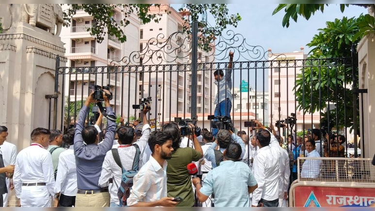 व&zwj;िधानसभा का सत्र शुरू, बाहर कांग्रेस&zwj;ियों का हाई वोल्&zwj;टेज ड्रामा; गेट पर चढ़े व&zwj;िधायक&nbsp;