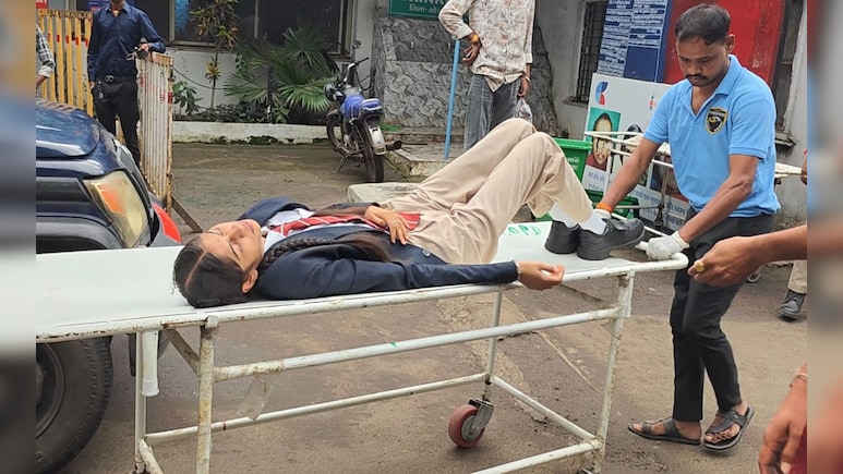 यात्री बस और स्कूल बस की जोरदार भिड़ंत, चार स्कूली बच्चों समेत 16 लोग घायल, कलेक्टर-एसपी पहुंचे अस्पताल