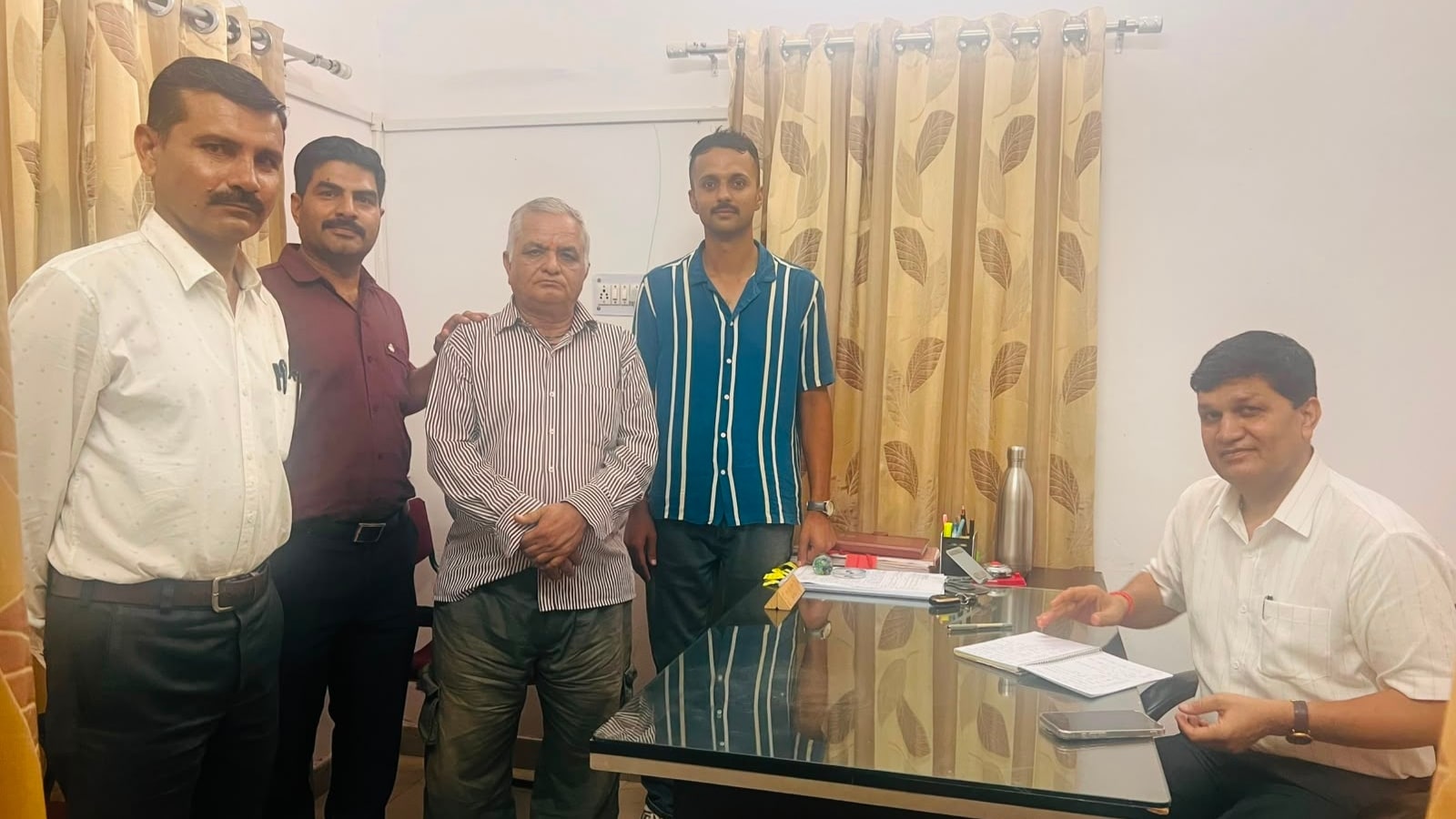 एसीबी रिश्वतखोरी के मामले में आरोपी से पूछताछ कर रही है. एसीबी रिश्वतखोरी के मामले में आरोपी से पूछताछ कर रही है.