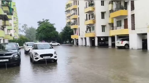 रात भर से बारिश के चलते आज भोपाल के निजी और सरकारी स्कूल बंद, MP के 21 जिलों में भारी वर्षा का अलर्ट