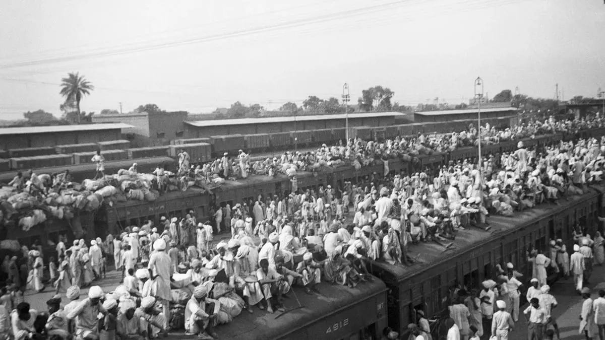 बंटवारे के दौरान शरणार्थियों से भरी एक ट्रेन बंटवारे के दौरान शरणार्थियों से भरी एक ट्रेन