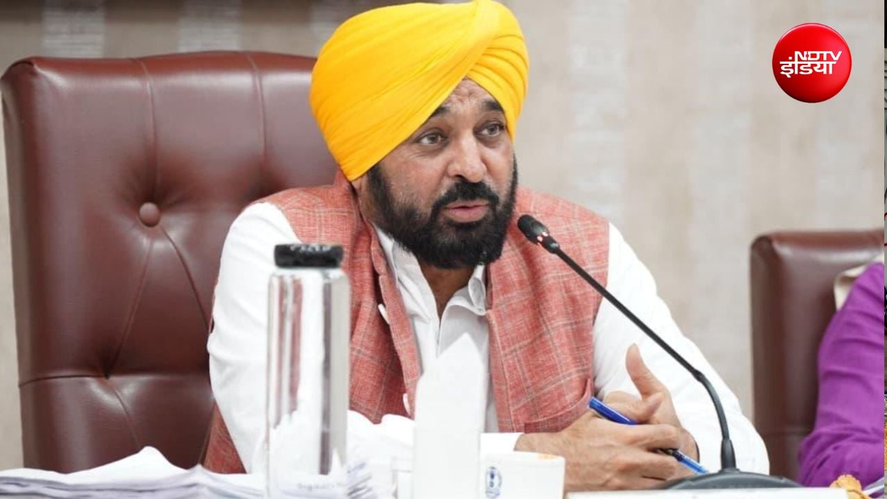आम आदमी पार्टी कांग्रेस नेता चरणजीत सिंह चन्नी और राजा वाडिंग की लड़ाई का फायदा उठाना चाह रही है. इसिलए वह कांग्रेस की अंदरूनी लड़ाई को मुद्दा बना रही है. आम आदमी पार्टी कांग्रेस नेता चरणजीत सिंह चन्नी और राजा वाडिंग की लड़ाई का फायदा उठाना चाह रही है. इसिलए वह कांग्रेस की अंदरूनी लड़ाई को मुद्दा बना रही है.