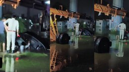 ग्रेटर नोएडा में बाइक सवार को बचाने के चक्कर में गड्ढे में गिरी कार, बाल-बाल बचा चालक