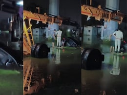 ग्रेटर नोएडा में बाइक सवार को बचाने के चक्कर में गड्ढे में गिरी कार, बाल-बाल बचा चालक