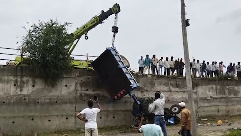 Dhar Accident News: कांवड़ियों से भरी ट्रैक्टर-ट्रॉली पुलिया से 15 फीट नीचे गिरी, 1 की मौत, 28 घायल