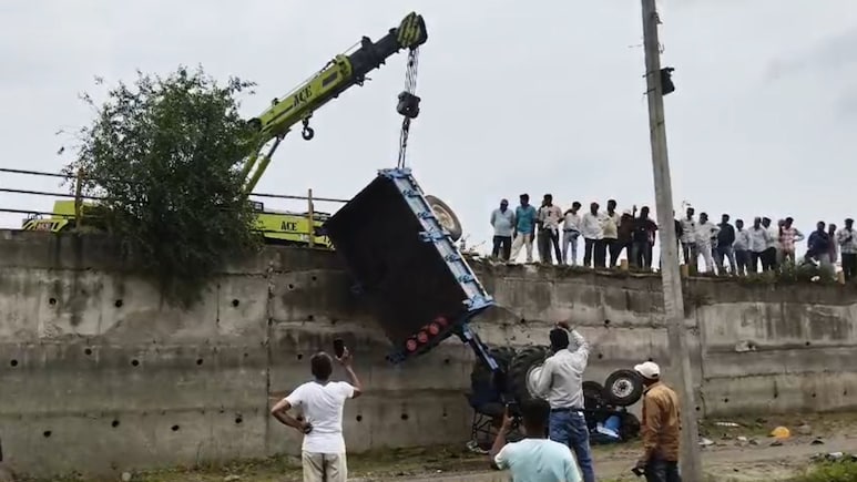 Dhar Accident News: कांवड़ियों से भरी ट्रैक्टर-ट्रॉली पुलिया से 15 फीट नीचे गिरी, 1 की मौत, 28 घायल