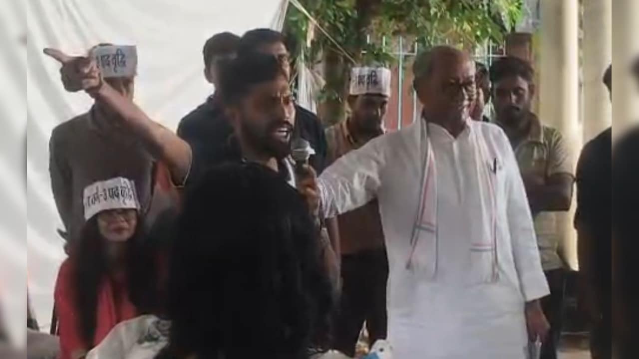'सरकार नौकरी नहीं देना चाहती, युवाओं को कांवड़ यात्रा में ले जाना चाहती है': दिग्विजय सिंह