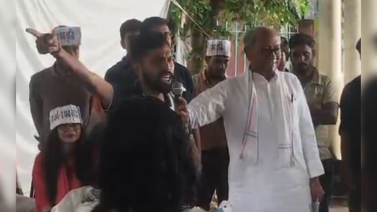'सरकार नौकरी नहीं देना चाहती, युवाओं को कांवड़ यात्रा में ले जाना चाहती है': दिग्विजय सिंह