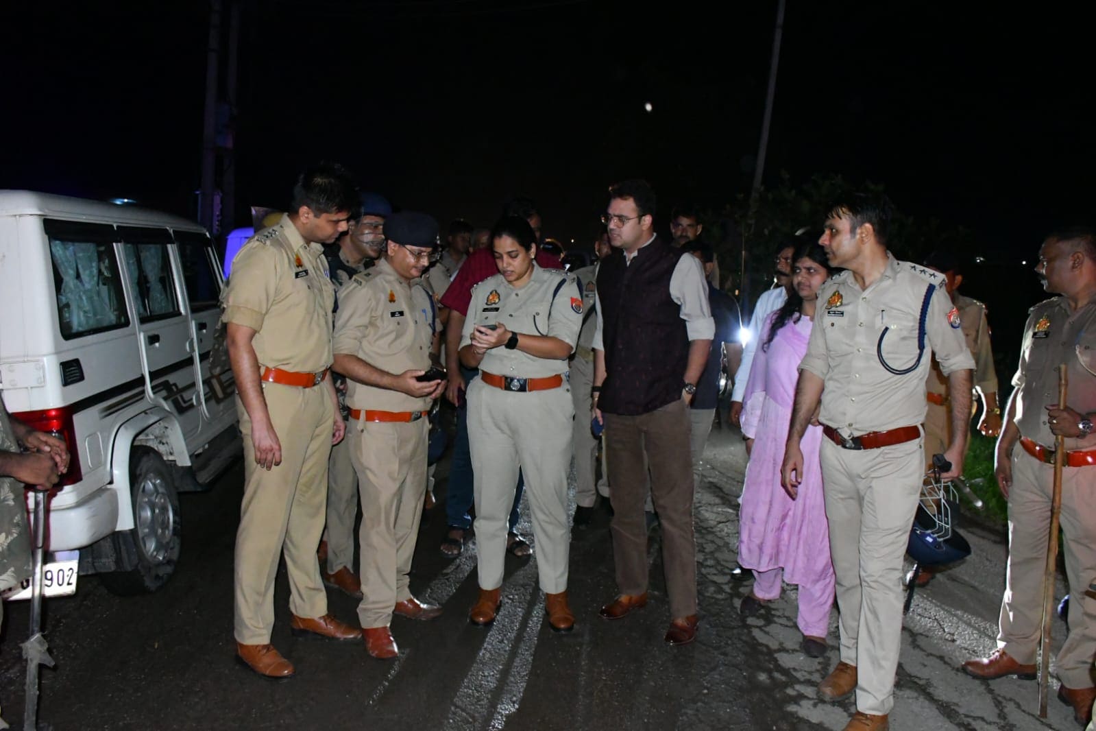 Ambedkar Statue Row Badaun: माैके पर पुलिस और प्रशासन Ambedkar Statue Row Badaun: माैके पर पुलिस और प्रशासन