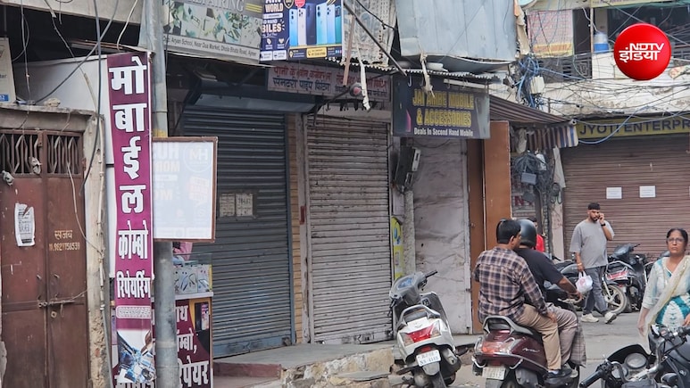 एप्पल का स्टिकर लगा बेच रहे थे iPhone के महंगे नकली चार्जर और केबल, छापेमारी में मिला जखीरा