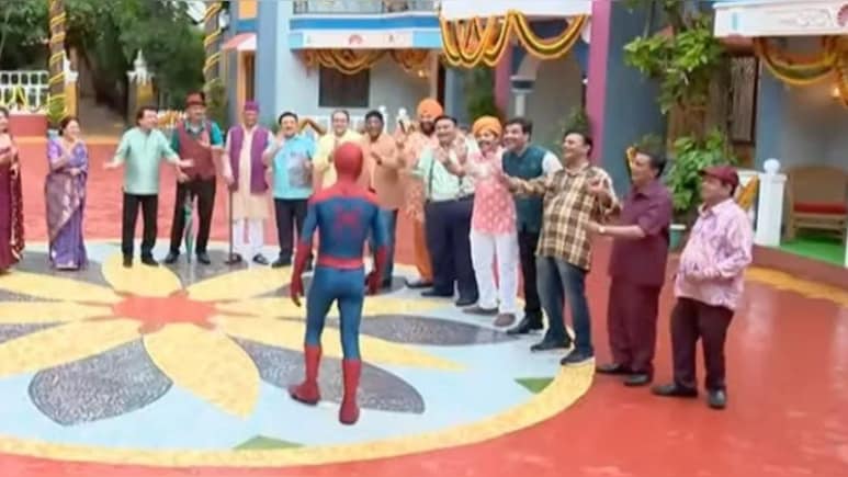 तारक मेहता के बापूजी के स्पाइडर मैन ने छुए पैर, जेठालाल बोला- संस्कारी स्पाइडर मैन