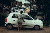 रईसजादा प्रेमी निकला चोर, गर्लफ्रेंड को घुमाने चुराई मालिक की कार, दिलवाले पहुंच गए जेल
