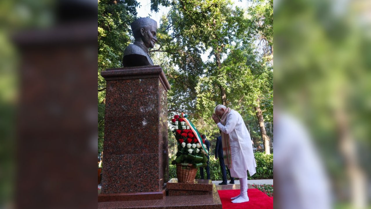 Prime Minister Modi Honors Lal Bahadur Shastri and Plants Tree in Uzbekistan