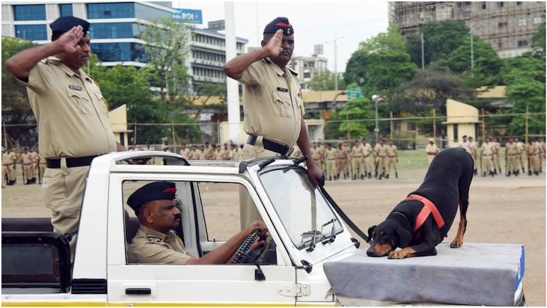 महाराष्ट्र में अब रिटायरमेंट के बाद भी पुलिस फोर्स के साथ ही रहेंगे पुलिस डॉग्स, सरकार उठाएगी पूरा खर्च