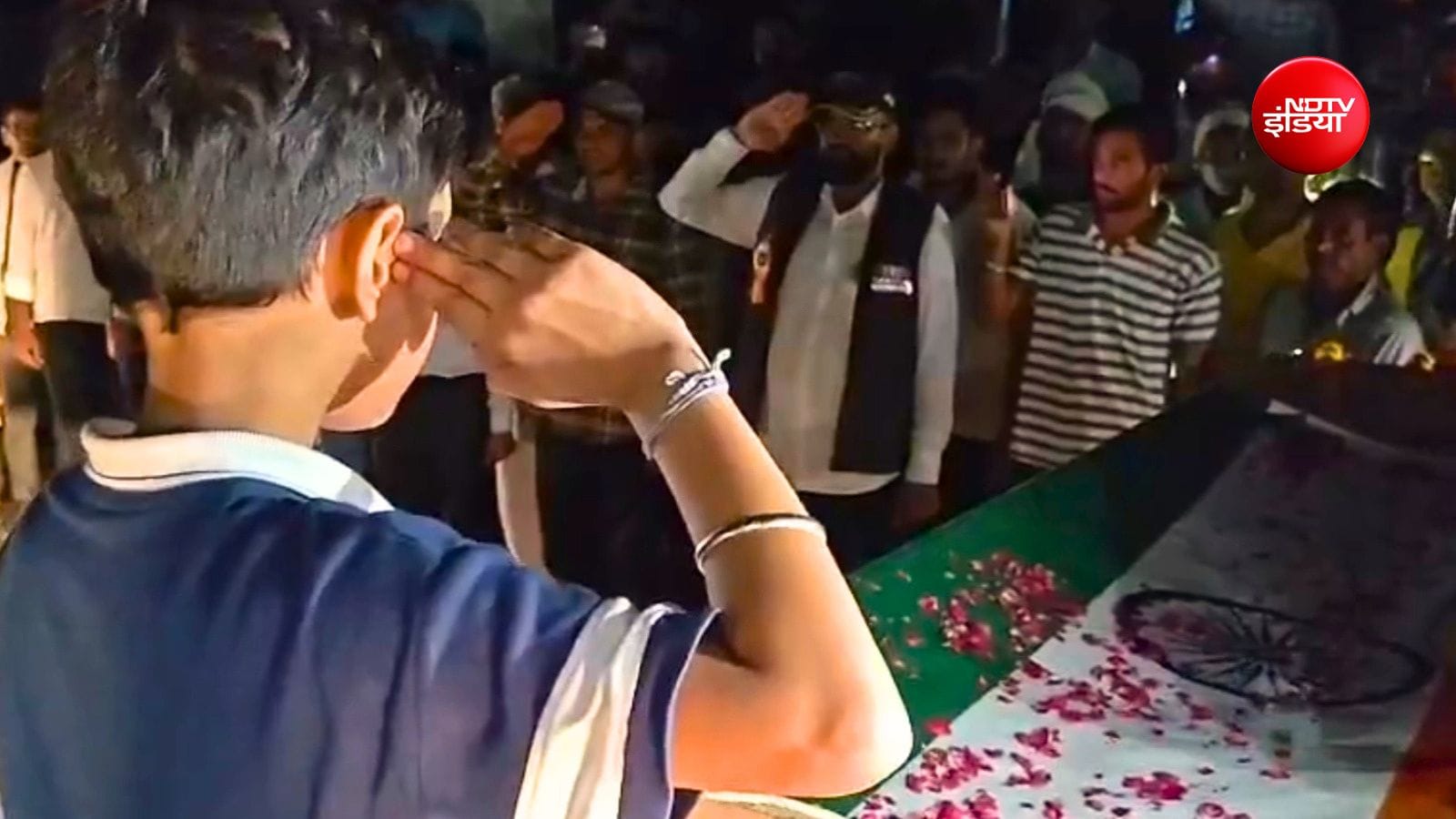 अपने फौजी पिता को सलामी देता बेटा