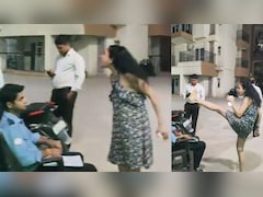 ग्रेटर नोएडा की सोसाइटी में ड‍िलीवरी ब्‍वॅाय को रोका तो गार्ड पर भड़की महिला... लात से मारने की कोशिश, वीडियो वायरल