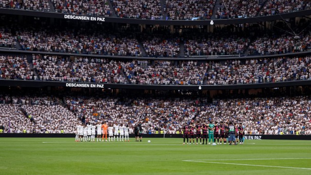 Real Madrid, Malaga Players Pay Tribute To Nepal Floods Victims Before La Liga Match
