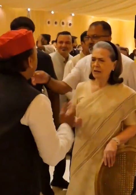 Sonia Gandhi exhanges pleasantries with Samajwadi Party Chief Akhilesh Yadav Sonia Gandhi exhanges pleasantries with Samajwadi Party Chief Akhilesh Yadav