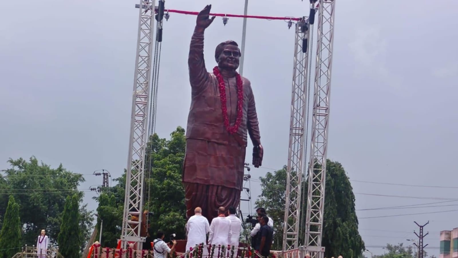 पूर्व प्रधानमंत्री अटल बिहारी वाजपेयी की प्रतिमा का अनावरण.