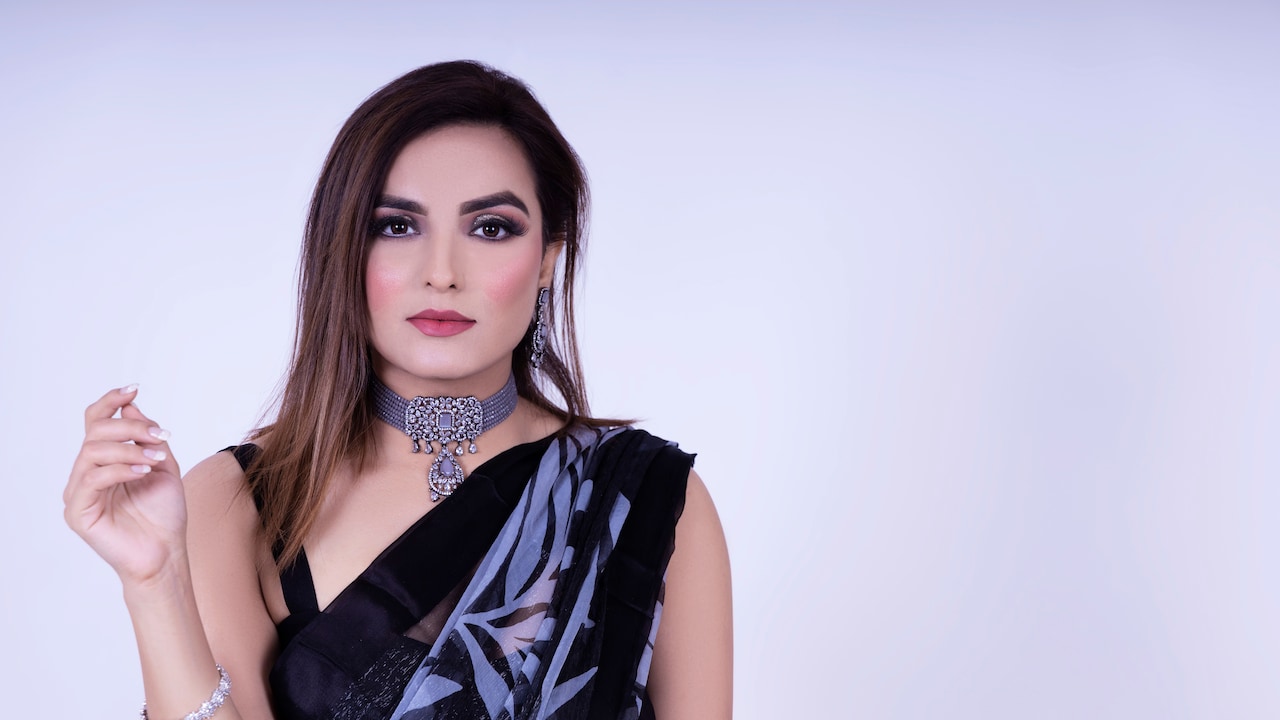 Satin Saree Slipping At The Waist? Try These 10 Draping Tips Satin Saree Slipping At The Waist? Try These 10 Draping Tips