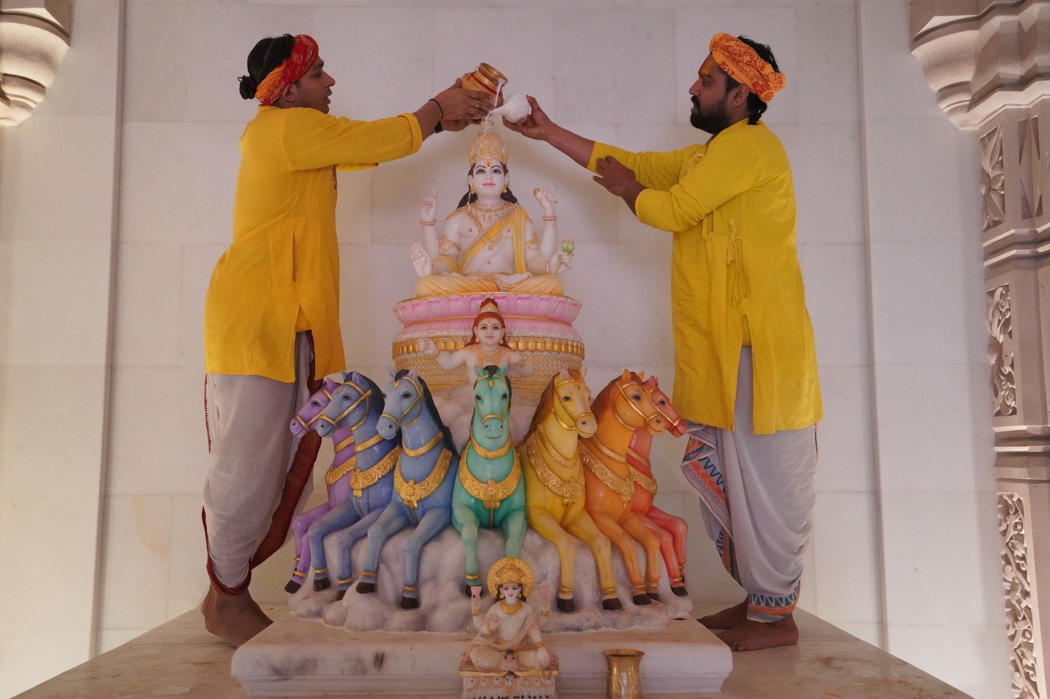 Ram Mandir Ayodhya Dress Code: राम मंदिर के अंदर पूजा करते करते हुए अर्चक Ram Mandir Ayodhya Dress Code: राम मंदिर के अंदर पूजा करते करते हुए अर्चक