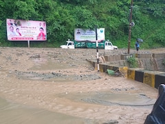 केदारनाथ हाईवे पर आया सैलाब, बोल्डर और मलबा में दफन हो गईं गाड़ियां, तस्वीरों में दिखी तबाही