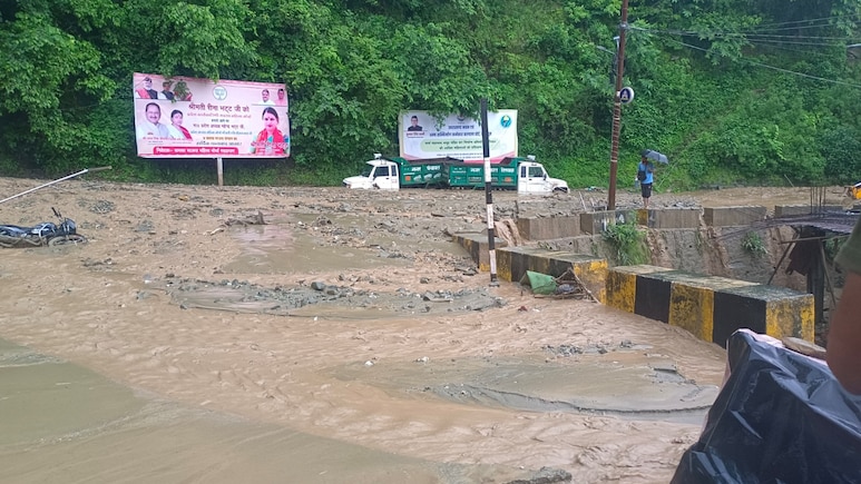 केदारनाथ हाईवे पर आया सैलाब, बोल्डर और मलबा में दफन हो गईं गाड़ियां, तस्वीरों में दिखी तबाही