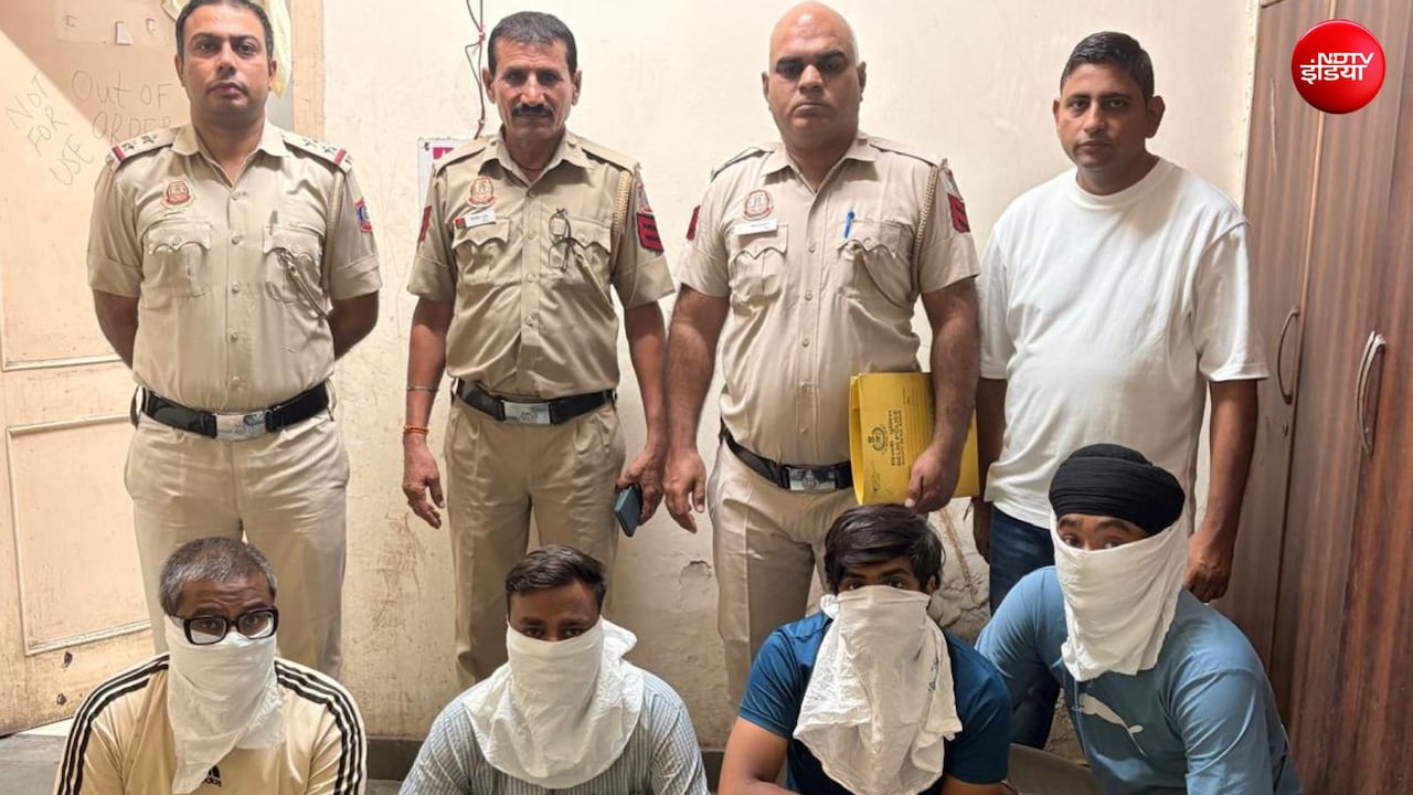 फर्जी रेड में गिरफ्तार आरोपी फर्जी रेड में गिरफ्तार आरोपी