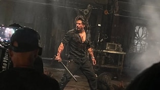 Viral Photo From <i>King</i> Sets Reveals Shah Rukh Khan's Rugged, Bloodied Look
