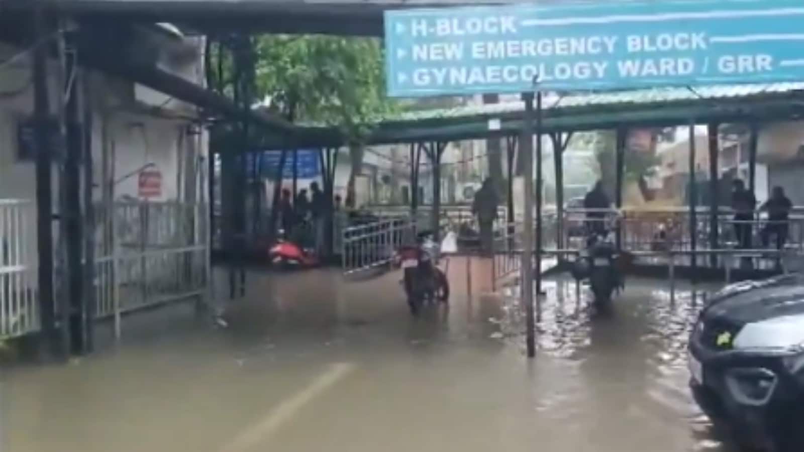 Waterlogging outside Safdarjung Hospital. Waterlogging outside Safdarjung Hospital.