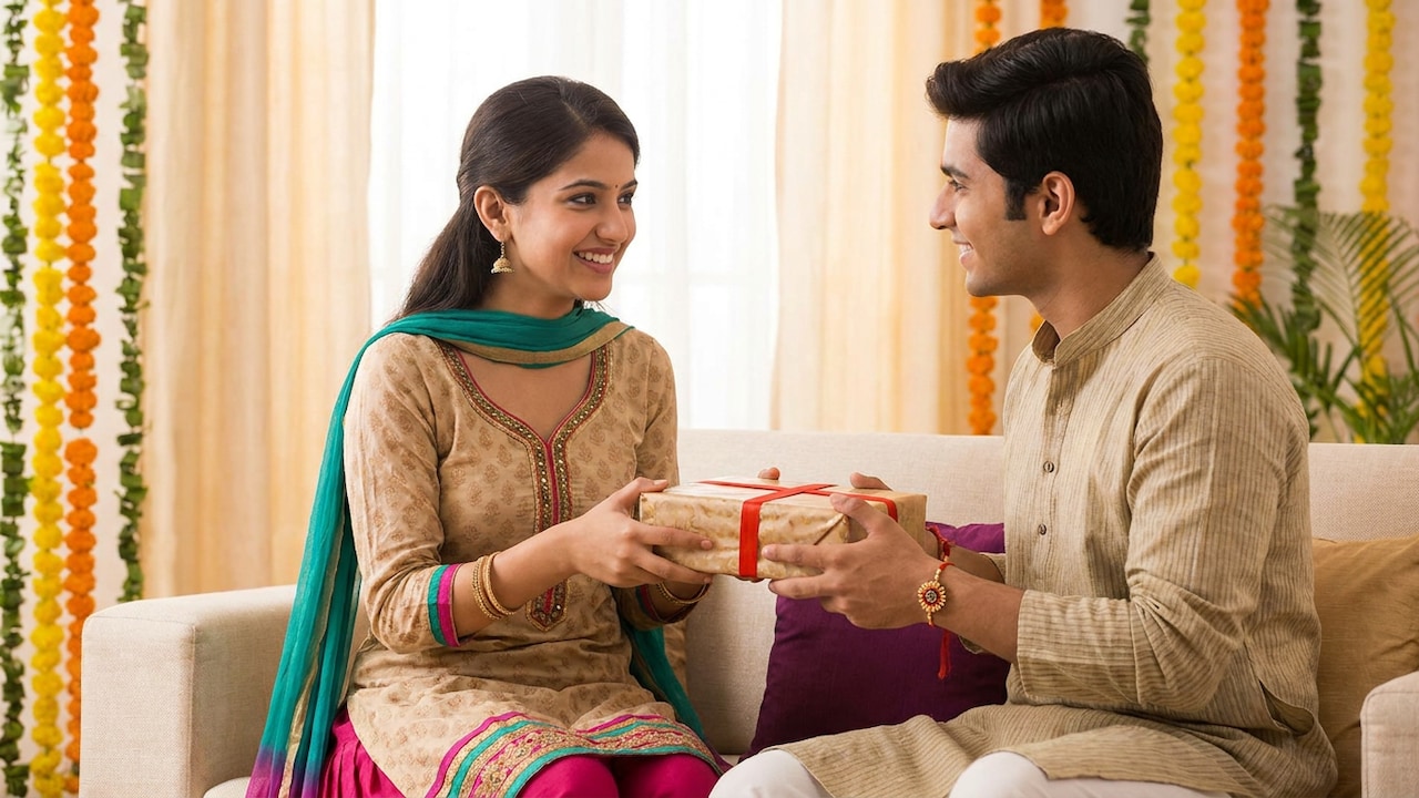 Raksha Bandhan 2026: चॉकलेट और वॉलेट छोड़िए, ₹2000 से कम में भाइयों के लिए खरीदें ये शानदार Grooming Gift Sets