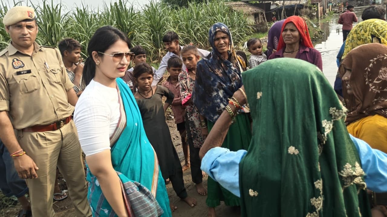 बुखार है आपको, बैग में देखती हूं दवाई होगी... हापुड़ डीएम IAS कव‍िता मीना का VIDEO वायरल