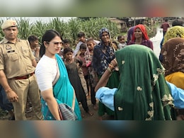 बुखार है आपको, बैग में देखती हूं दवाई होगी... हापुड़ डीएम IAS कव&zwj;िता मीना का VIDEO वायरल