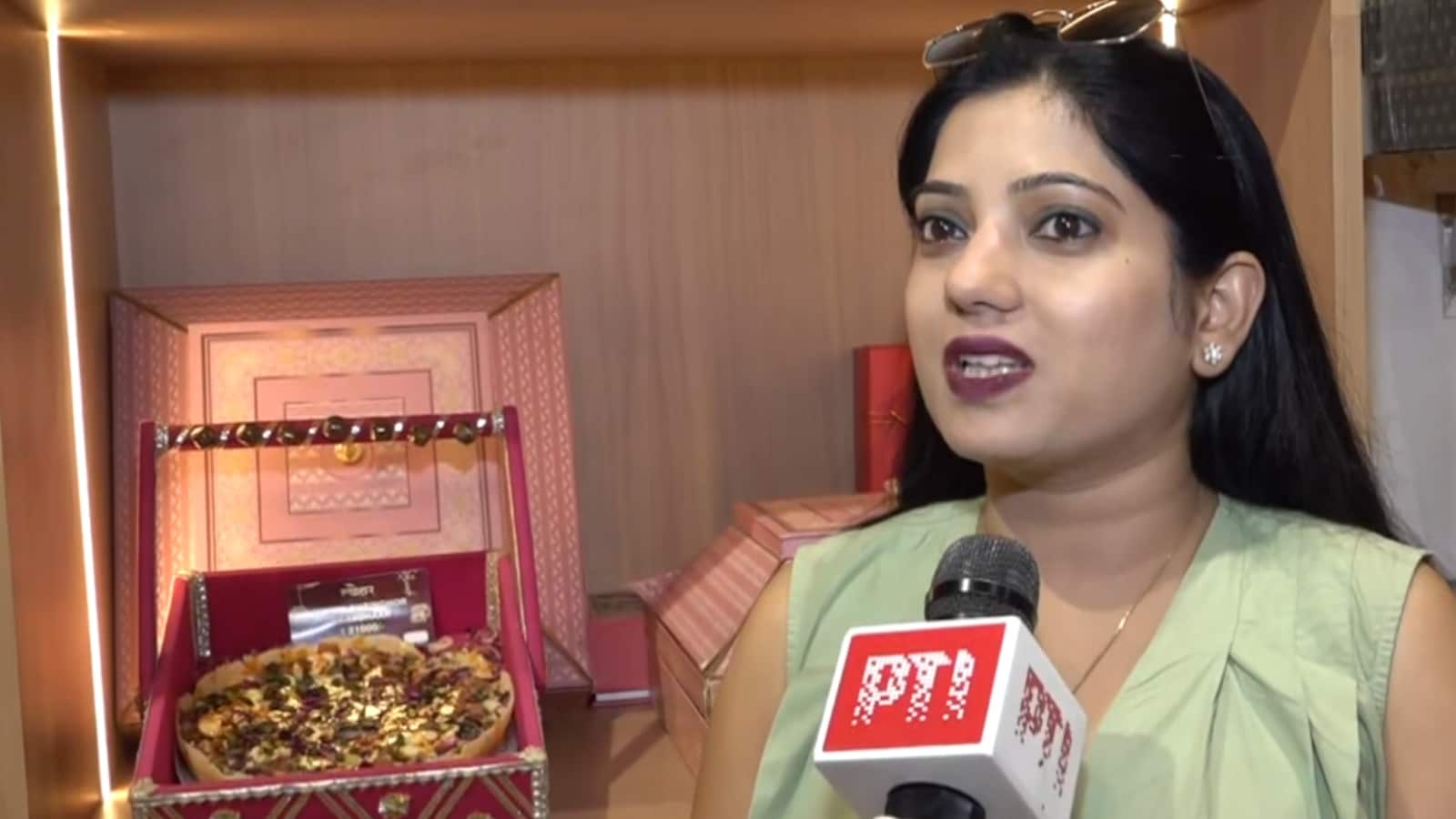 दुकान मालकिन का कहना है कि ग्राहक दिलचस्पी दिखा रहे हैं